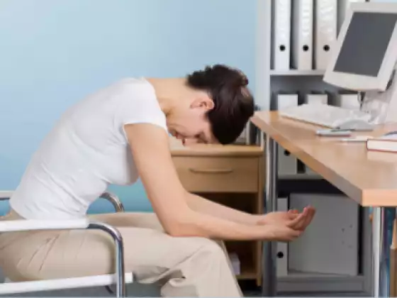 心身の健康のためのデスクサイドヨガ
